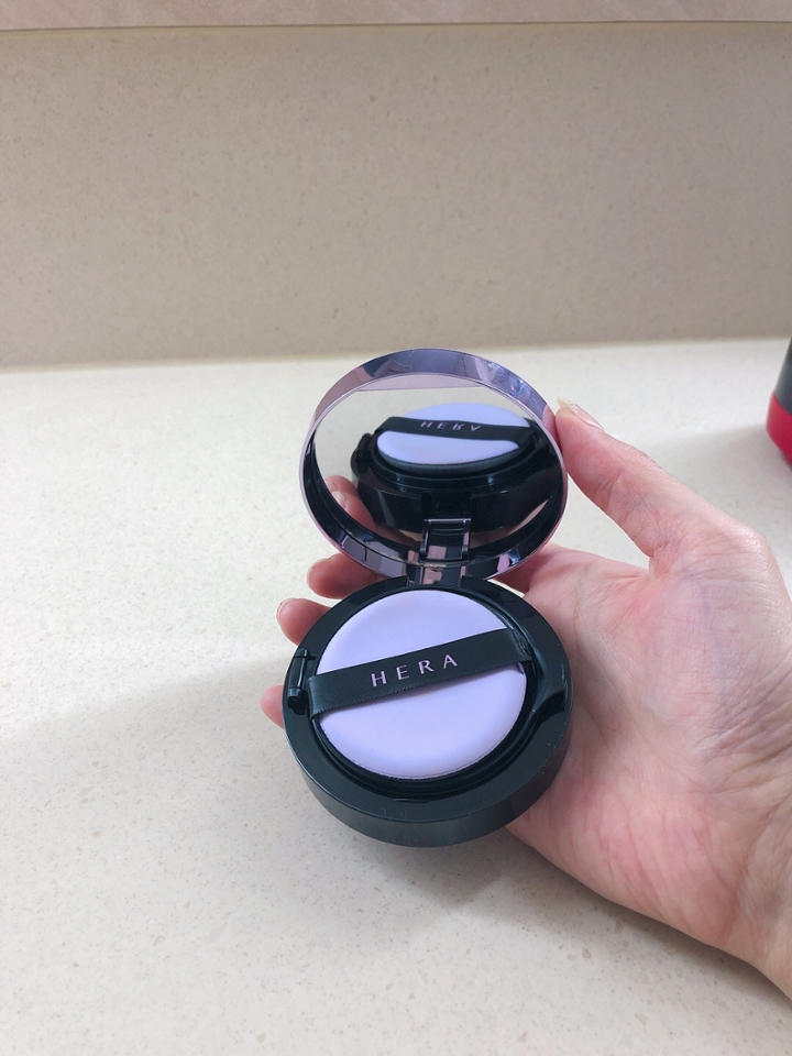 퍼프도 연보라색으로 취향저격 ♥ 
열고 닫기는 버튼을 눌러서 여는게 아니고 자석으로 되어있어
톡 탁 그냥 열고 닫을수 있어요!!