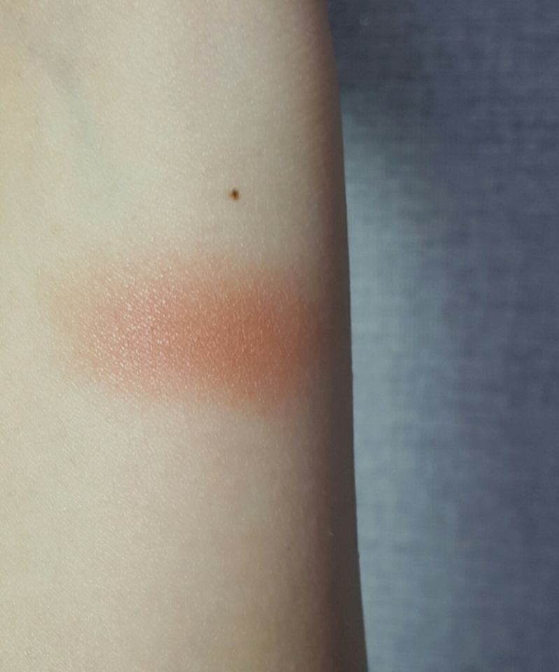 손목 발색인데요... 곱죠? 고와요 은은하고

주황 35  코랄 45 핑크 20 이런 느낌이에요

쿨톤보단 웜톤에게 더 자연스레 어울릴 것 같으나
쿨톤인 저도 발라요. 이쁘면 되는거에요!
립과 섀도우 좀 신경써주면 됩니다!!