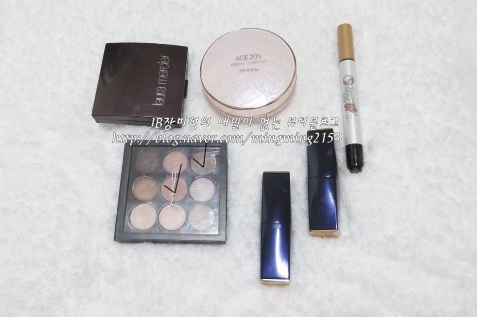 오느릐 준비무우우우울

맥의 더스키로즈타임즈나인,

클리오 코뽕

에이지 투웨니스 쿠션

로라 메르시에 프레스드 파우더

에스티로더 스텅, 블러쉬블룸 립스틱

