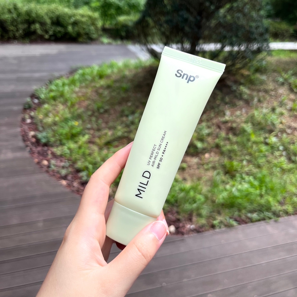SNP UV 퍼펙트 에어마일드 선크림부터~

병풀추출물, 히알루론산, 세라마이드가 들어간 비건 유기자차 선크림이래요. 민감성피부 자극테스트를 완료한 제품!
