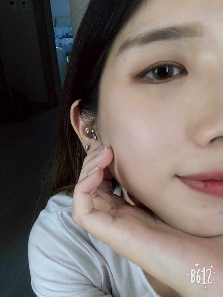 한쪽은 생얼 피부에영 