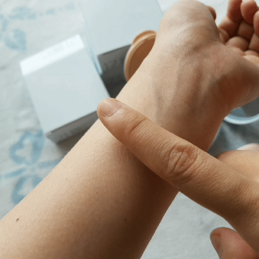 
여름저격 쿠션이라고 해서 매트하고, 
조금 꾸덕하지 않을까 생각했는데, 
촉촉함이 엄청납니다!!!!
​
아주 매끄럽게 발렸어요. 👍👍👍
​

