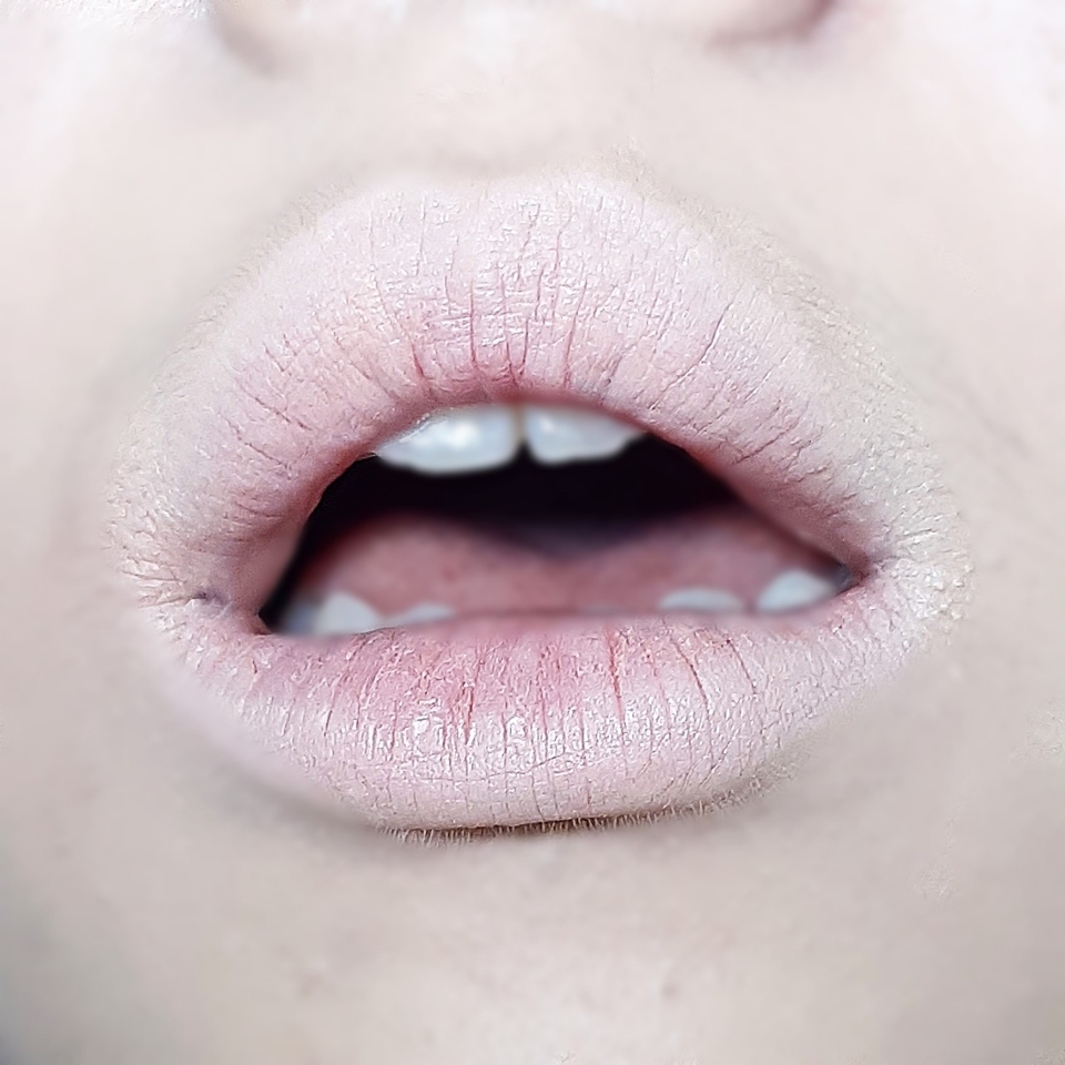 자 다음으로는 베이스립이 아닌 컨실러로 하는 오버립 연출방법인데요!! 컨실러를 입구에서 양조절하신 뒤 입술선을 따라 발라서 입술색을 죽여주고,선도 없애줘용