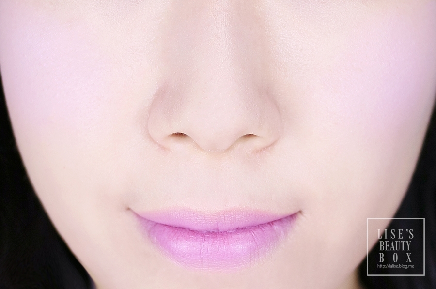 3호 베베라벤더에요.
이 컬러는 살짝만 바르면 완전 그냥 화이트로 발색돼서 펄 없는 하이라이트로 써도 될 것 같아요.
여러 번 발색해야 라벤더 컬러로 발색이 된답니다.
