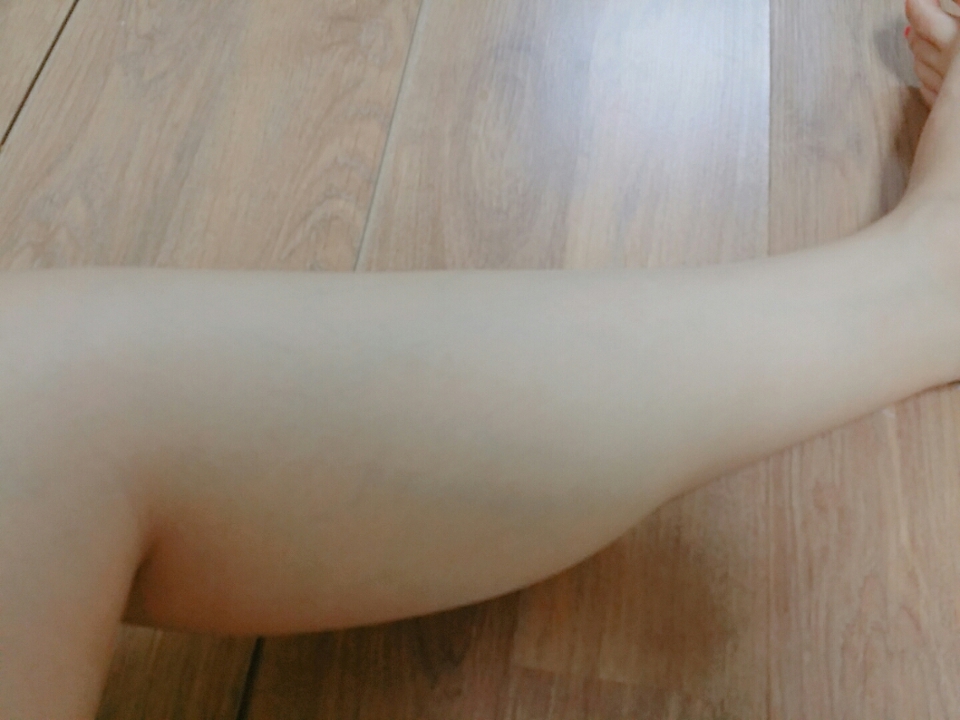 바르는 도중에 시원한 쿨링감이 느껴지고 촉촉함도 있어요. 하지만 흡수를 하고 나면 파우더 바른것 처럼 뽀송뽕송 해서 습도 높은 여름엔 끈적이지 않아요.