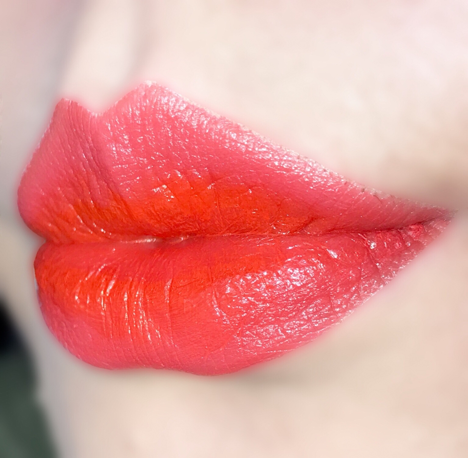 살~짝 핑크빛도 도는데 착색은 레드 계열이라고 보시면 돼요!

촉촉하지만 바르자마자 입술 위에 촥!! 붙어서 잠깐 지나고 문질러도 지워지지 않았어요 : ) 