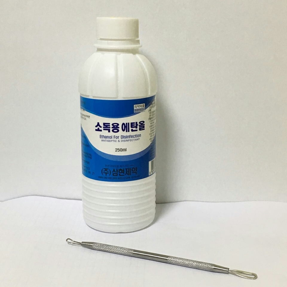 알콜로 압출기소독하고 짜고나서 그 부위 소독해주고있어요 란셋으로 먼저찌르고(메디텔 참고)압출기로 짜낸다음 알콜묻힌솜으로 닦아줘요 많이 심한거는 패치붙여줘요