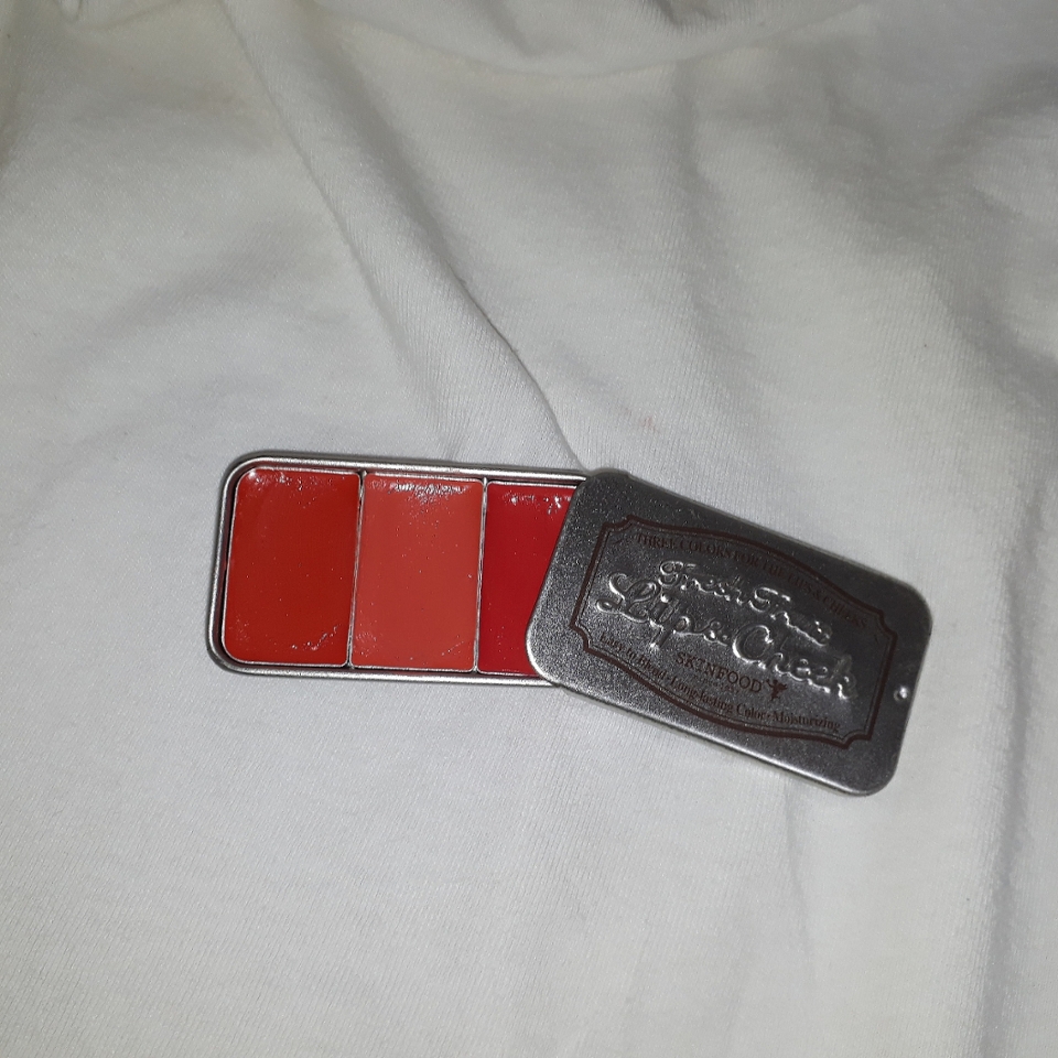 스킨푸드 크림블러셔

- 파우더타입보다 발색이 선명함
- 립으로도 사용 가능
- 통 하나에 컬러가 3가지라 좋음
- 통이 작아서 실용성 👍

- 먼지가 잘 붙음 ㅠㅠ
- 케이스 열때 자주 긁힘..

✔ 크림타입 좋아하시거나 선명한발색 좋아하시는분ㅁ