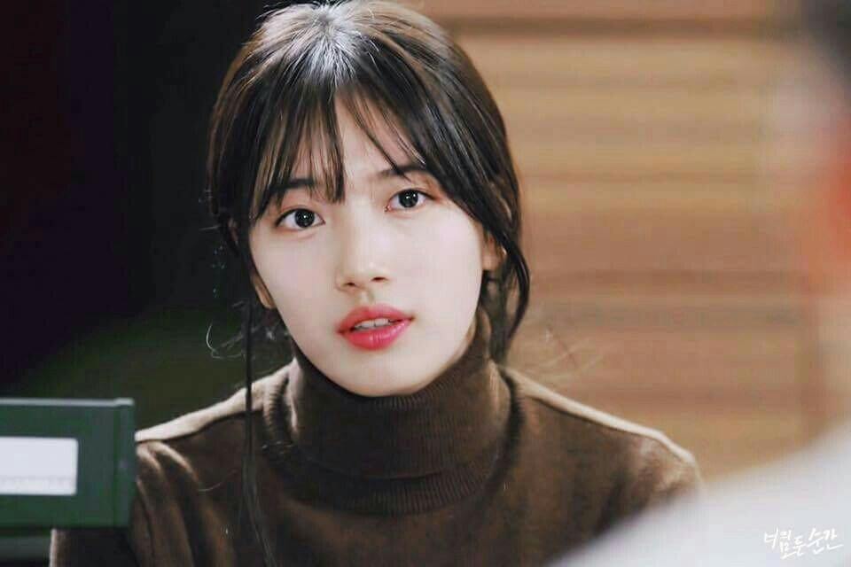  
이번메이크업을 전체적으로본다면 아무래도 내츄럴이 가장큰 포인트가 아닐까싶어요 ~ㅎ
수지만의 강아지상눈매이크업에 포인트가되는 물광립까지 !! 데일리로서 정말 좋은아이디어의 메이크업같아요 !!

자그럼한번 아이메이크업부터 연출해보도록할께용 !