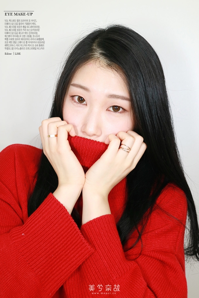 화려하거나 컬러감이 돋보이는 메이크업은 아니지만
어느 옷에나 잘 어울리는 무난무난한 메이크업인 것 같아욤
디테일한 부분에 쪼꼼만 신경 쓰시면 잘 번지지 않는 아이 메이크업할 수 있을 것 같아요 :)
