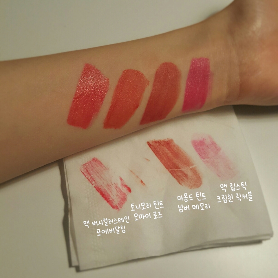 저는 묻어나는 립제품은 선호하지는 않지만, 색깔이 맘에들면 쓰는 편이라서 첫번째 맥틴트와 세번째 마몽드 틴트는 애용하고 있어요 😃 두개다 나중에 스며들고나면 묻어남은 적지만, 이중에선 제일 많았어요.

토니모리는 바르면서 흡수되서 묻어남 거의 제로!