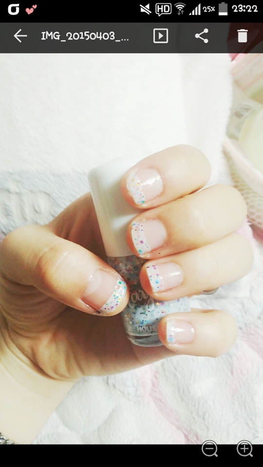 그리고 2주 후 젤네일이 모두 떨어져 나가서 글리터로 프렌치를 해봤는데 .ㅎ.ㅎㅎㅎ망했죠..

이때 젤네일키트를 사야겠다고 마음을 먹습니다.
확실히 젤네일을 하니까 손톱이 단단해서 좋더라구요.
(손톱이 원래 워낙 얇아서 길러도 휘어졌었음)