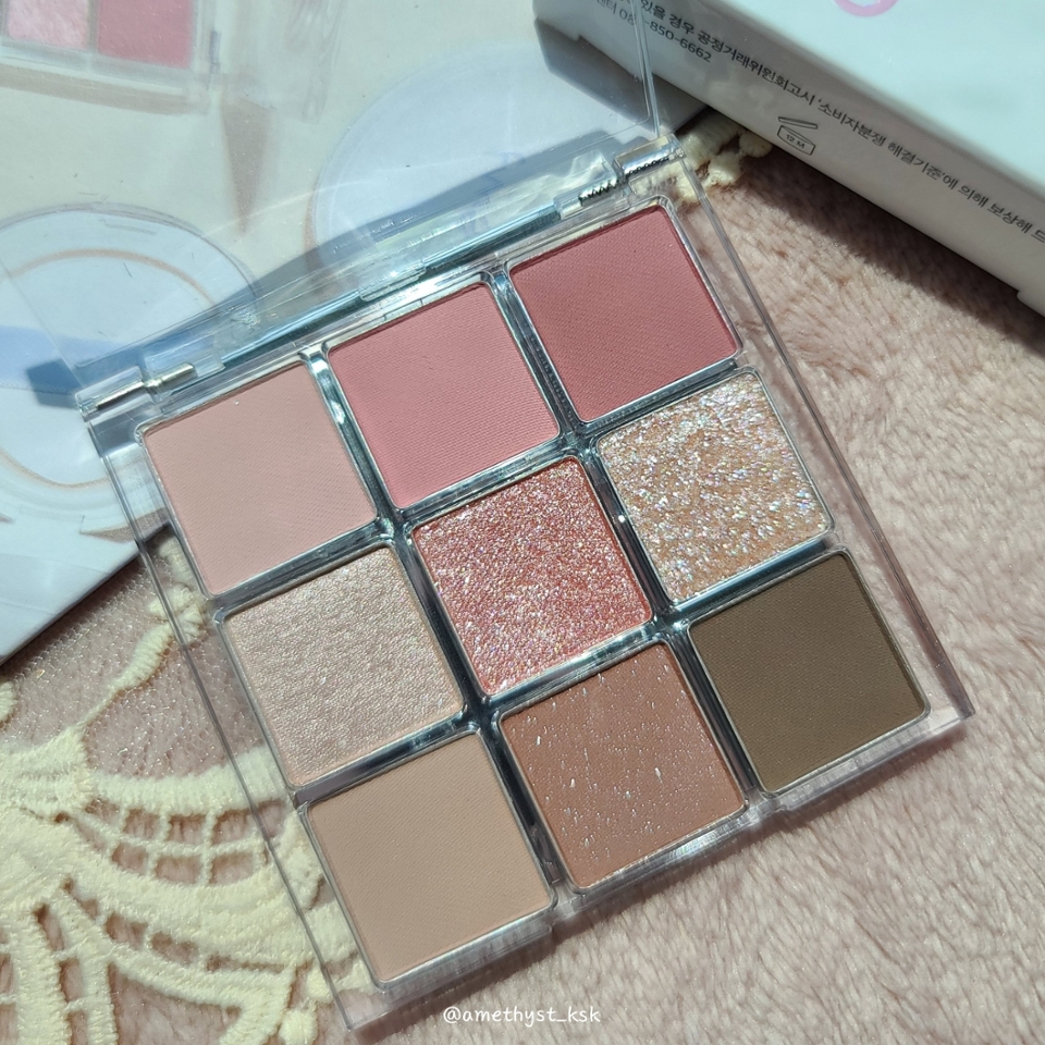 
👉 5매트 1글리터매트
1 쉬머 2글리터 구성이라서
다른 제품과도 활용하기 좋겠더라구요.

매트가 많고 쌓아올릴 수 있는 명도구성이
정말 마음에 들었어요.

💗 색감은 청량하고 선명한 핑크빛


