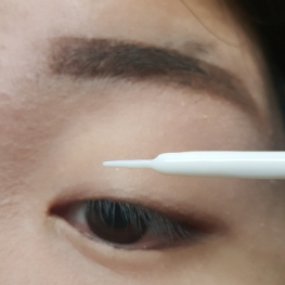 그리고 최대한 얇게 쌍액 라인을 잡아줍니다.
너무 떡칠하면 더 티나고 뭉쳐요 최소한 그어준다는 느낌으로