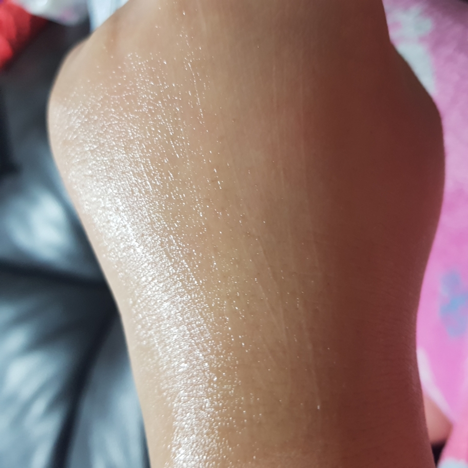 ㄷㅂㄷㅂ 촉촉하공 잘 펴발라집니다😋또,냄새는 정말정말 무향이고 건조한 피부와 민감성이 사용하는것이라서 되게 수분공급이 되는것같아요! 피부가 막 끈적이지않아서 좋습니다
물론 바르자아ㅏ는 촉촉하면서 머리카락이 붙긴하죠!한 바르고 좀뒤엔 보오오송해용💖