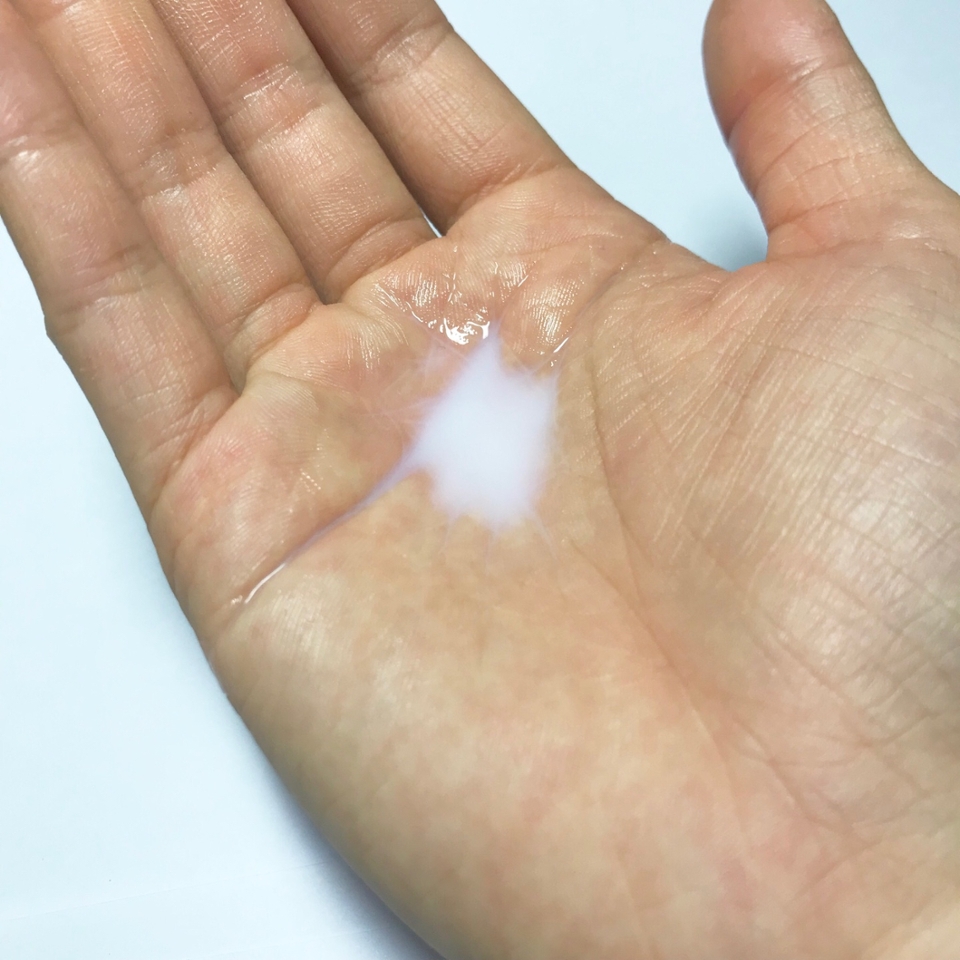 
제형이에요! 그냥 다른 스킨들처럼 엄~~청 묽어욥
크림스킨이라고 해서 제형도 스킨과 크림의 중간일줄 알았눈뒈 그냥 크림(색) 스킨이라고 해도 될거같... ..

제형 보여쥬려구 처음에 뭣모르고 손등에 덜었다가
여기저기 사방팔방으로 흐르고 튀고 난리나서 닦느라 고생좀 했어요 ( ◠‿◠ )

하지만 더 문제인것이 있어쓰니,,,,
제꺼만 그런건지 원래 그런건지 마개가 너무 좁아서
제품이 너무너무너무 안나와요ㅠ 

진짜 너무 안나와서 한 스무번 챱챠챠챠챱챱턉 손바닥에 해서 저만큼 모았어요.. 티끌모아 스킨,,,,
진짜 한방울씩 나옵니다.. 속터져욘 ㅠ

그리고 어떤 식으로 하든 튀어요,,,, 여기저기,,,

이러케 스킨 덜어내다가 홧병나기 직전이었던 저는 
여러분에게도 보여드리기 위해 화장솜 비교를 계획했답니단^ㅇ^

