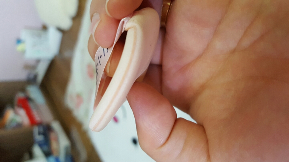 구매한 포장지에 있는 그림을 따라 옆면을 찍어봤는데요!
NBR 100%라고 되어있어서,혹시나 하는 마음에 네이버에 검색했어요!
-쿠션감과 충격 흡수가 뛰어난 재질입니다. 고가인 요가매트에서 주로 사용합니다.(넘 길어서 뒷부분은 밑에사진에 기재할게요!)