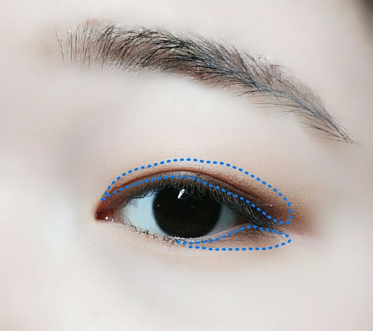 *에뛰드하우스-미모의 한계를 넘어서!
붉은빛이 도는 갈색 섀도우로 쌍커풀라인과 언더 삼각존에 발라주세요
