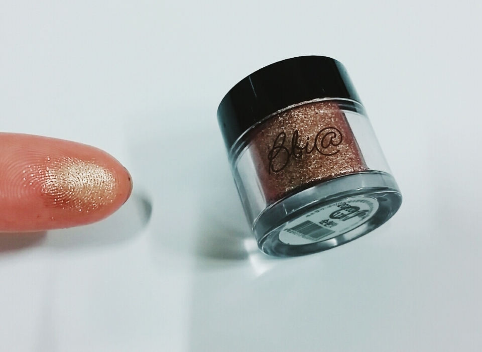 다음은 순한맛이에요! 이색깔은 베이지에 갈색펄이랑 금펄을 굵직굵직하게 쏟은느낌💎💎앞서 고추장&시빼떼를 바르고 눈덩이중간에 톡톡 경계를 없애듯 발라주면 을매나 영롱하게요~