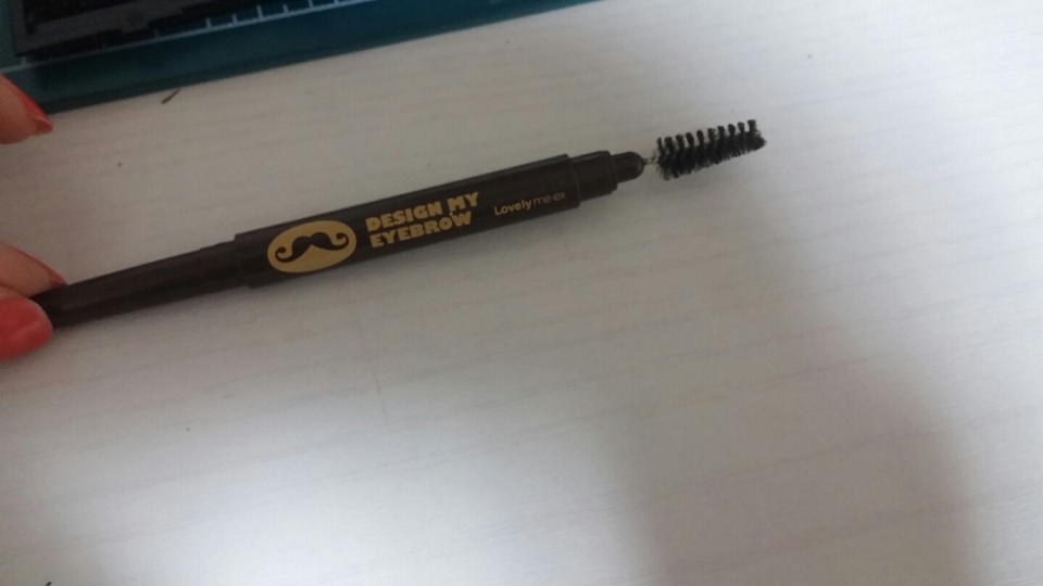 브라운 아이브로우로 아이라인처럼 그리시면 🚫
내 눈 끝에 그림자 그려주듯이 슥슥 그려주세요 !
: 더페이스샵 디자인 마이 아이브로우 04 브라운