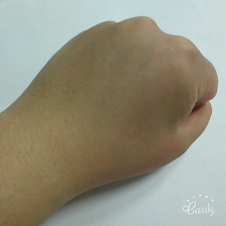 팩트로 두둘겨주니깐진짜 보송보송해졌어요ㄷㄷ
그리고 하애지는거 있는데 자연스러워서 학생분들 추천👍👍  걸리지않을법해요ㅎㅎ
그리고 이팩트 향이진짜좋은게 복숭아향이 계속나서 
기분이 좋고, 코정화되는기분?? 하지만 계속맡으니깐 머리아프더라구요ㅋㅋ  