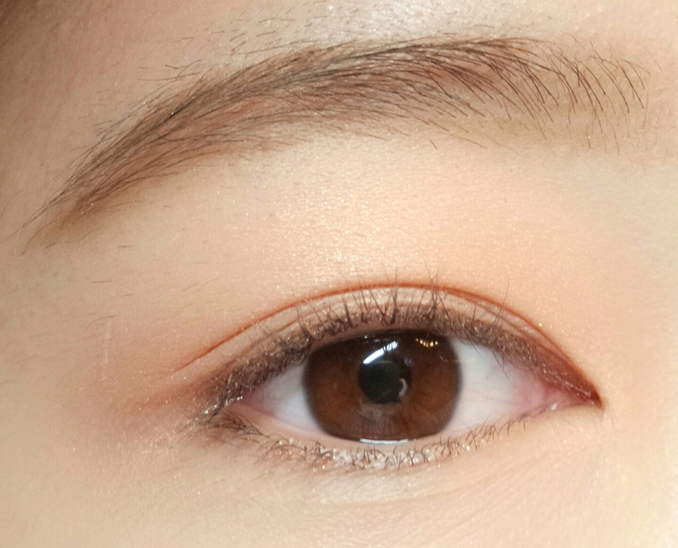 그리고피치한색상의여리여리한펄감섀도우를눈두덩이에발라줘요
🍑어퓨 미네랄 모노 섀도우(CR03)