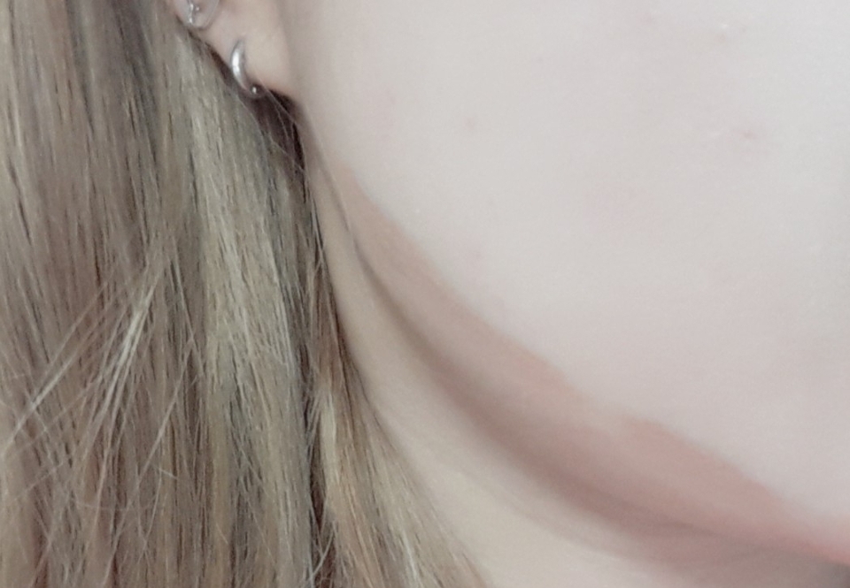 쉐딩은 어두운 컨실러 색상으로 선을그어 발라 퍼프로 자연스럽게 퍼뜨려주고 한 번더 고정을 원하면 가루타입의 쉐딩을 해줍니다
- 더샘 컨실러 2호