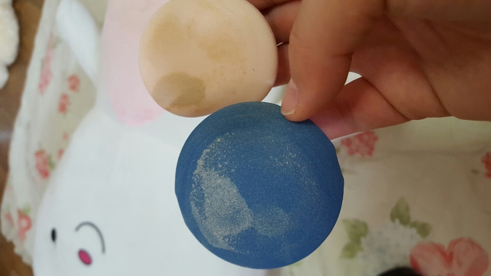 -기존의 PVC보다 냄새가 덜 나고, 내구성이 좋아 변형없이 오랜 기간 사용할 수 있습니다. 또한☆피부가 민감하신 분들에게도 크게 자극을 주지 않습니다- 
이렇대요 !
위 사진은 일반 퍼프랑 비교했는데 같은 힘을 주었으나, 
화장품을 많이 먹은 느낌ㅠ