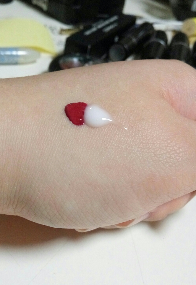 활용팁 첫번째는 에센스or로션과 섞어서 쓰는 거에요! 저런 매트리퀴드립은 에센스제형에 잘 녹기 때문에 물광블러셔나 촉촉틴트로 활용할 수 있어요💕