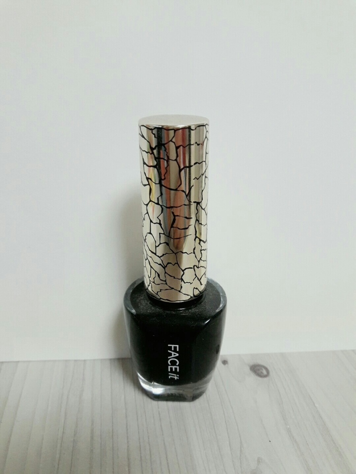 더페 크랙네일을 마르면 발라줍니다. 위에 발라주면 저절로 갈라지는 신기한네일!! 네일샵에서 받고 온거 같이 예뻐요^^