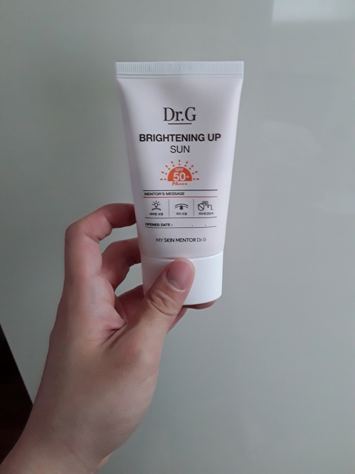 앞면은 이렇게 돼 있어용!! 닥터지 브라이트닝 업 선크림,,
그리고 영롱한 주황색으로된 SPF 50+ 피부톤 보정, 피지 조절,
외부환경방어 등 :)