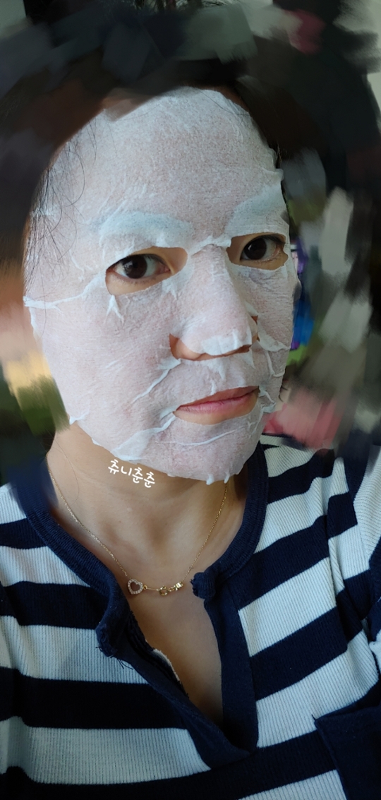 마스크팩 올린샷!!

일회용 이고 25개 1000원 짜리 시트라 사실 시트자체는 크게 기대는 안했어요.
시트 자체가 많이 두껍진 않은데 촥촥 감기는 감은 좀 부족한듯 !! 
그리고 시트가 자극적이지 않았음 
이정도면 25개 1000원 치고 엄청 양호한편!! 

추가글: 리뷰 쓰고 한참있다가 다이소 다른지점 갔었는데 시트는 똑같은거 같은데 플라스틱 용기에 하나하나 개별포장 15개 들이 1000원에 팔더라구요 
제가 쓴 이제품은 토너나 앰플을 붓고 시트를 넣을 용기가 따로 필요했어요 토너 뚜껑이나 크림 뚜껑으로 사용해도 무방하긴 하지만 나는 완전 깔끔하게 휴대용으로 한번 쓰고 버리겠다!!  하시는분은 그걸 사용하셔도 좋을듯해요 ^^ 시트는 같은거 같더라구요 