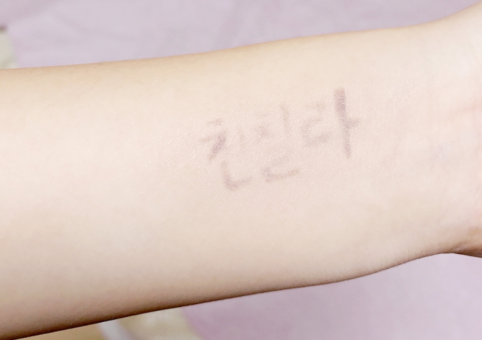 
잡티커버력 테스트!

퍼프로 너무 많이 두드려서 약간 지워지긴 했지만 커버력은 괜찮았어요!