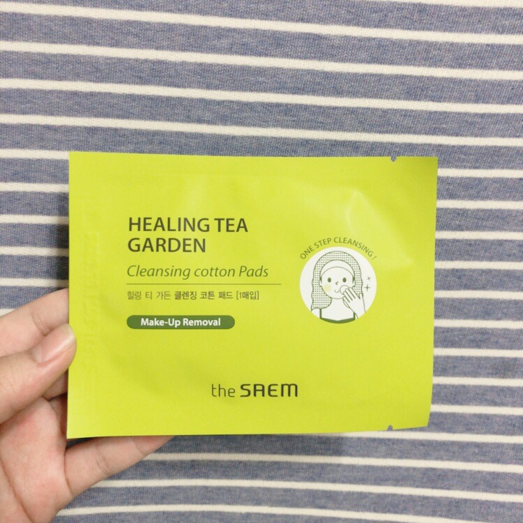 이랗게 얇게 되어있어서 가방에 넣고 휴대하면서 수정화장하기 좋은거같아요 