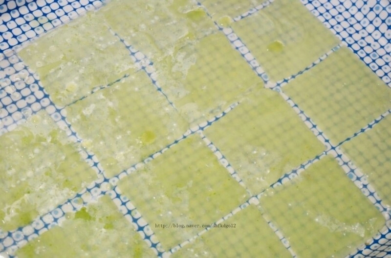 지퍼팩에 가지런히 넣은후 냉동실에 넣고 보관하면 끝~!

거쳐가는단계가 은근 손이 많이가지만. 피부진정효과뿐만아니라 아침마다 눈 붓기뺄때도 요고 얹어주면 효과좋아요!