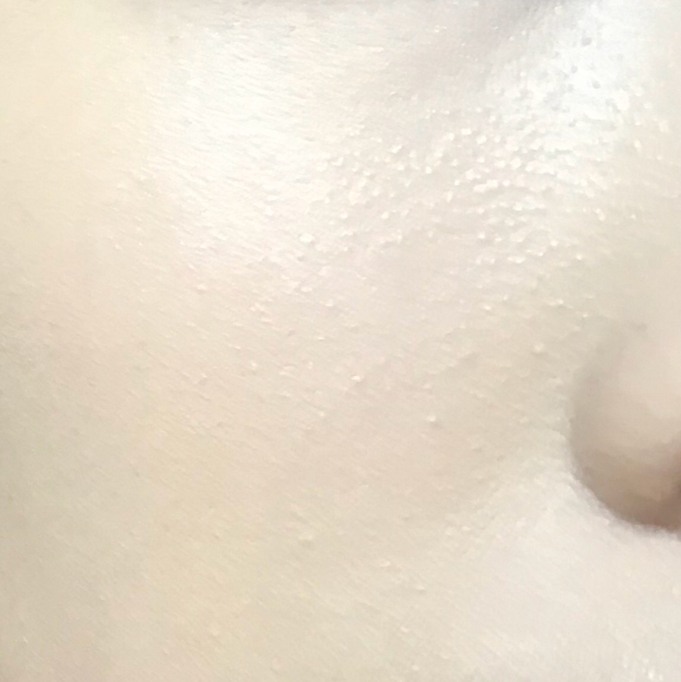 이건 바른사진인데 좀 어두울거라고 생각햇는데 막상 바르니까 제가 딱 좋아하는 밝기라서 너무 햄복했어요ㅎㅎ
피부표현은 진짜 깐달걀같이 매끄럽게 마무리되용
코끼임도 없고 8500원이라는 가격이 믿기지 않을 정도네요..
그럼 이만..
