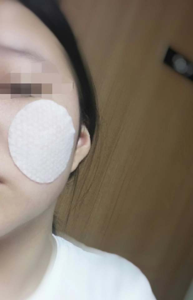 붙여써도 된다는 말이 있었는데 진짜 착붙어요!  패드 제품은 처음 써봐서 솜이랑 비슷하겠지 하면서 별로 기대 안했었는데 정말 잘붙어있어요!