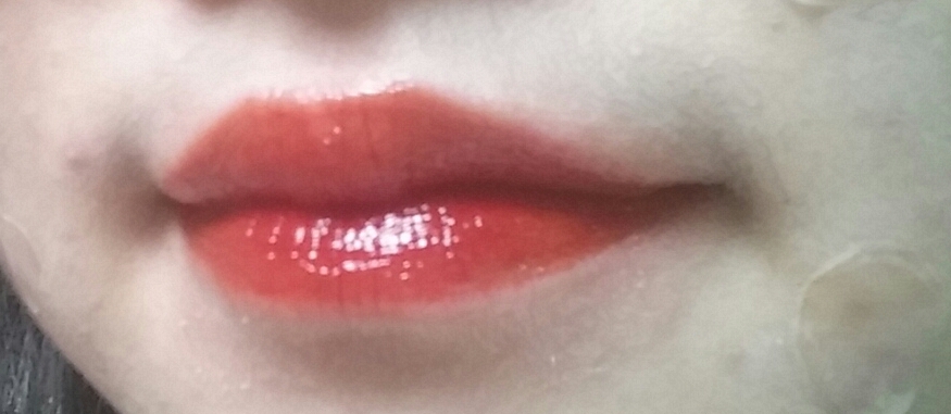 풀발색ㅋㅋㅋㅋㅋㅋㅋㅋㅋㅋ이러고다니시지마세욬ㅋㅋㅋㅋ풀발색은사진으로봐도부담스럽죠 광이없으면덜부담스럽겟지만 이건오일틴트니까!반짝반짝합니당!
착색도잇어요!!미러글로스는착색거의없는데이건잇어서좋앗어요! ㅎㅎㅎㅎ리뷰바주셔서감사합니닿ㅎㅎㅎㅎ😄