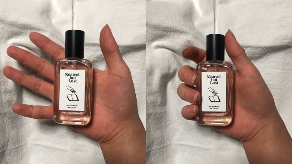 30ml 라서 그런지 크기는 한 손에 딱 잡히는 컴팩트한 사이즈에요! 
아담해서 가방에 쏙 넣고 다니기 좋을 거 같아요.

금방 질려하는 저에게 딱 좋은 양과 사이즈라고 생각했어요!