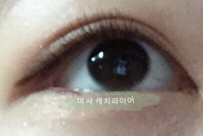 그다음 애굣살에 캐치파이어를 발라 애굣살을 반짝반짝하게 만들어줍니다 ✨