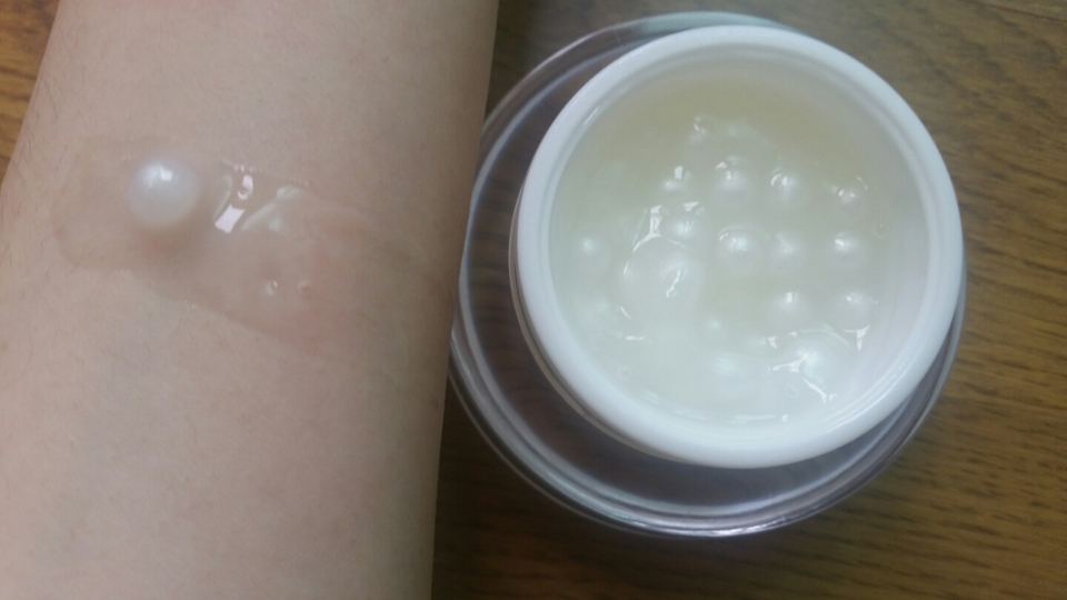 진주알크기는 약 새끼손톱 크기로 작지않은 크기에요!!
사용할때 3~4알 정도 사용하랬는데 2알도 충분할만큼 양이많아요ㅎㅎㅎ