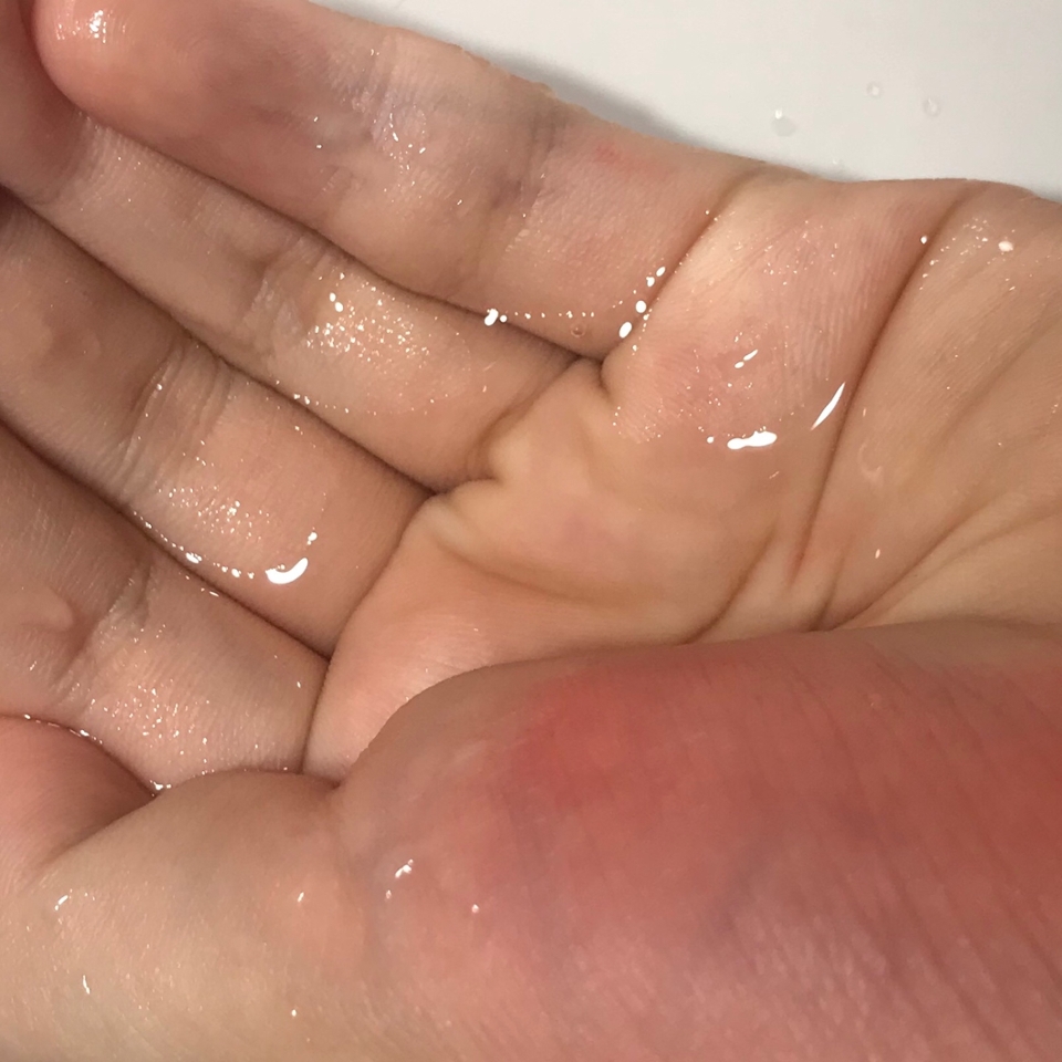 그냥 손에 짜낸 제품은 물같은 형태이지만 손바닥에 문질러주면 일반 트리트먼트와 비슷해져요! (다음사진참고🐰)