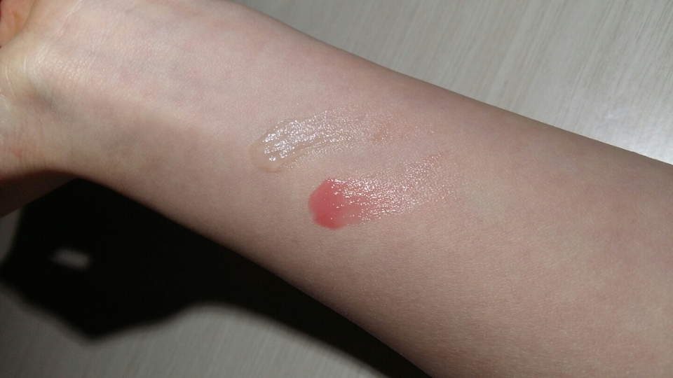 팔에 올려봤는데 코코넛은 바르면 입술이 약간 허해보이는효과가? 있고 로즈는 약간 핑크빛이돌아요 정말 약간!! 두개 다 향도 진짜 좋고 코코넛은 진짜 달달한코코넛 냄새가나고 로즈는 음.... 마몽드로즈워터 냄새?가 나요 둘다 진하지않고 은은한향이라 굳♡
