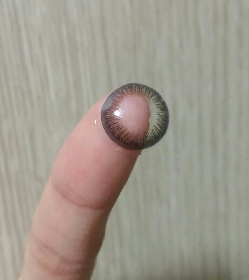 색상 봐주세요 저처럼 눈동자가 검은편인 사람들에게 자연스럽게 어울릴 것 같아요:-)