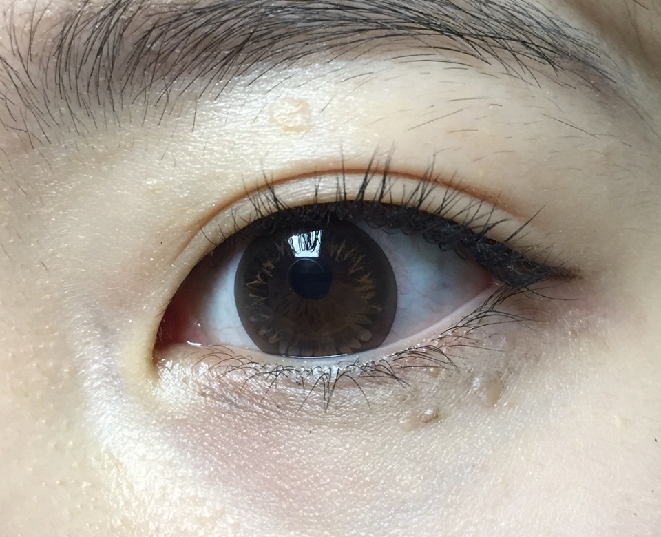 착용해보면 너무 진하지않게 약간은 은은하게
황금빛이 보이고 눈동자가 또렷해져요