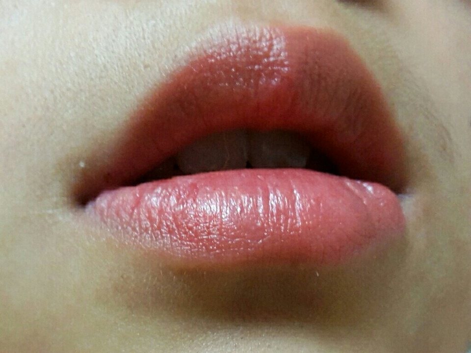 라떼 한 잔 코랄을 톡톡 두들기면서 발색 해준 다음