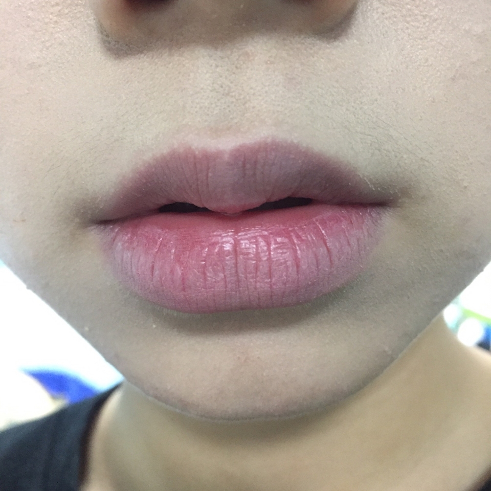 쿠션으로 입술색을 줄이고