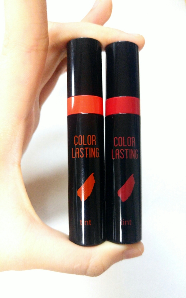 외관은 심플하고 예뻐요! 나는 틴트다~ 하는 느낌ㅋㅋ 케이스가 투명하지 않아서 남은 양을 확인 할 수는 없지만 그래도 심플해서 마음에 드네요!

크기는 한 손에 착 들어오는 크기입니다 :)