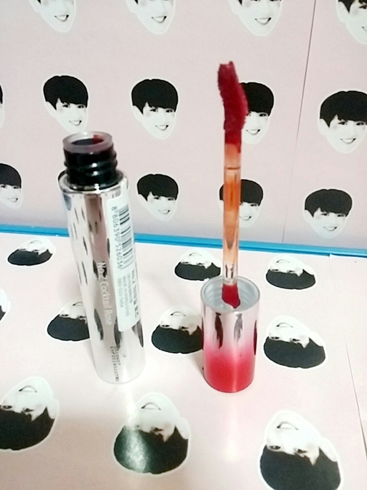 어플리케이터를 보시면 S자로 되어있는걸 보실수있는데!
어플리케이터가 S자라서 그라데이션이 보다 쉽게 할수있더라구요!!👍