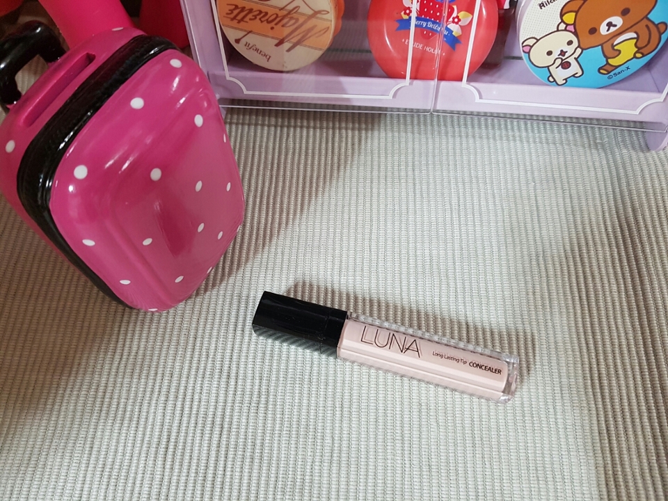 루나 다른 컨실러와 똑같이 생겼습니당.
근데 새로 나온 3가지 컬러는 패키지가 좀 다르더라구요